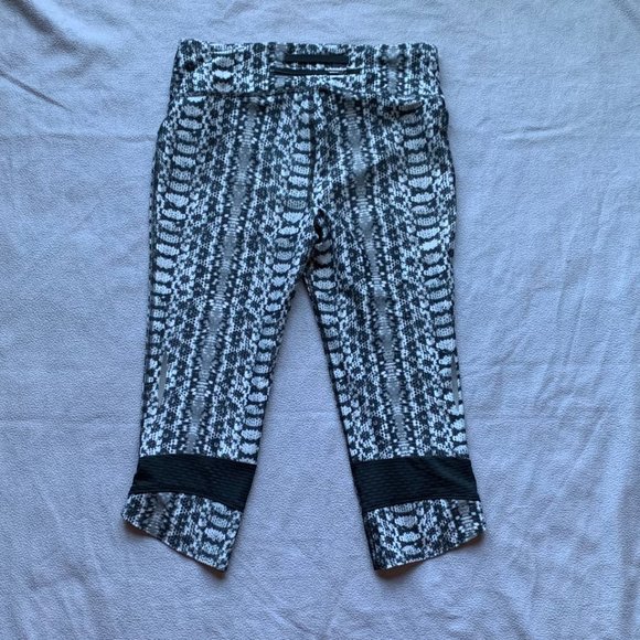 Under Armour Cropped Snakeskin Leggings - Picture 4 of 4